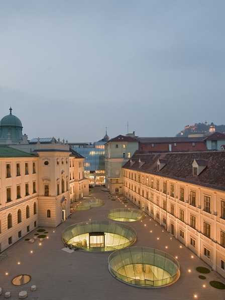 Das neue Joanneumsviertel in Graz bei Nacht.